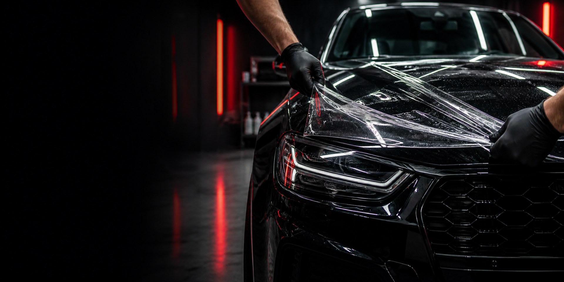 Siyah otomobile şeffaf PPF boya koruma uygulaması